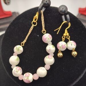 Vintage floral pink and white glass beaded bracelet and earrings.